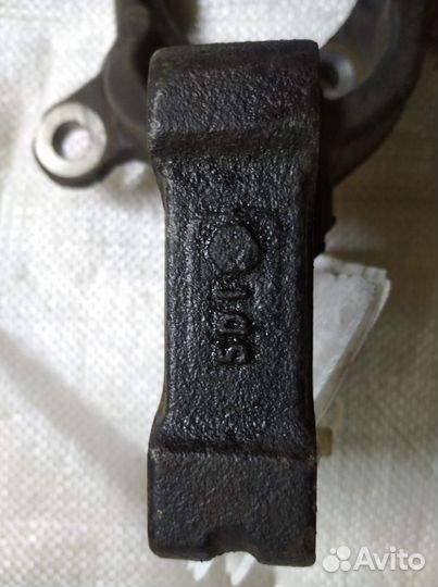 Кулак поворотный передний Nissan Juke F15