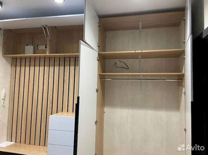 Современный шкаф в прихожую под ключ