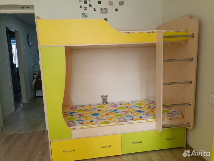 Двухъярусная кровать с матрасами и шкаф комплект