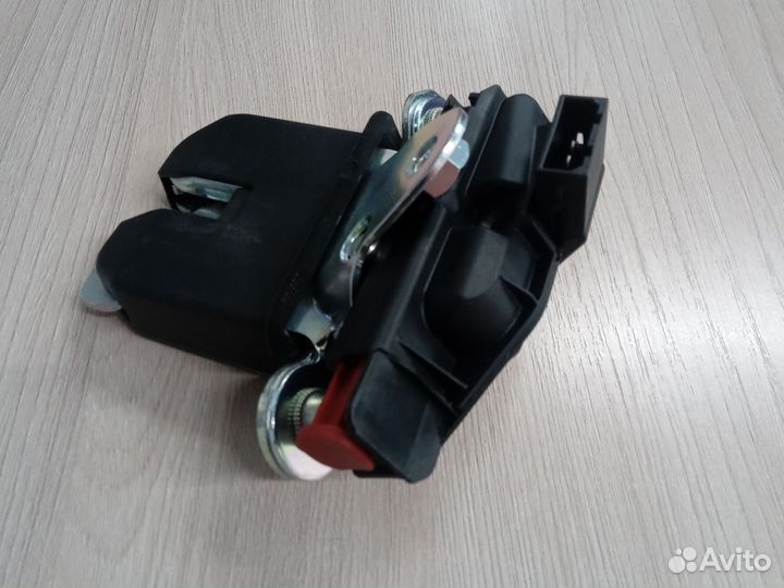Замок крышки багажника Volkswagen Polo