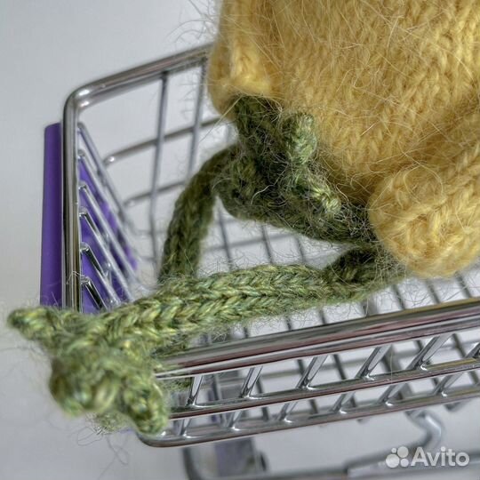 Лягушка вязаная в свитере игрушка подарок сувенир