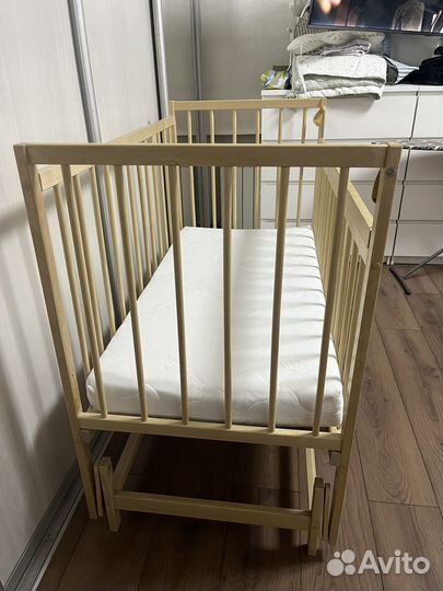 Детская кроватка с маятником