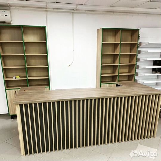 Витрина торговая из лдсп со стеклянными дверями