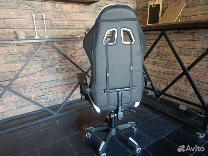 Компьютерное кресло с подножкой