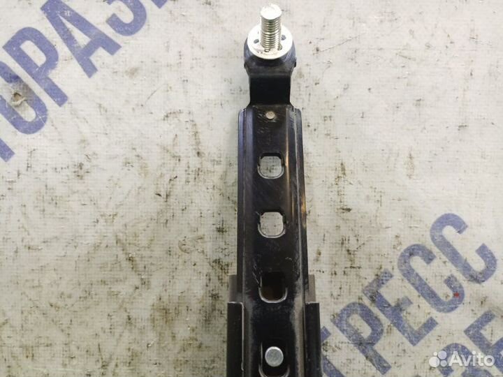 Регулятор ремня безопасности задний левый Nissan