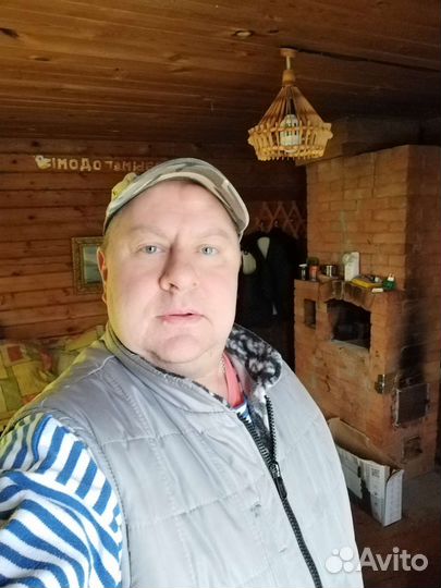Водитель со своим грузовым авто