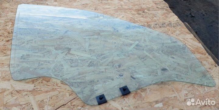 Стекло двери переднее правое Renault Logan седан