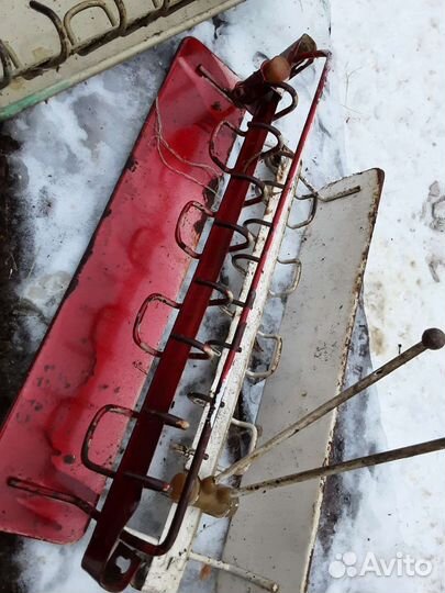 Вешалка настенная металлическая