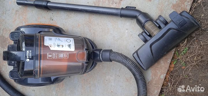 Пылесос Vitek -2200w,колба,комплект,отл.раб.сост