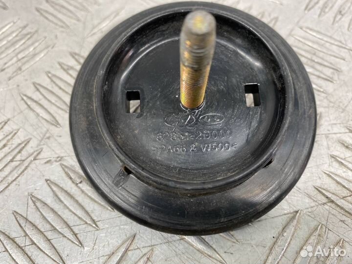 Б/У болт крепления запосного колеса Hyundai