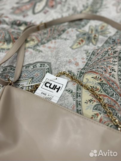 Бежевая сумка багет на плечо