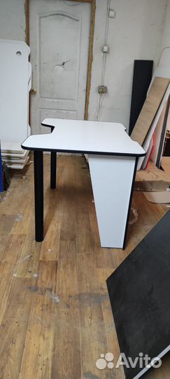 Компьютерный стол игровой с дефектом