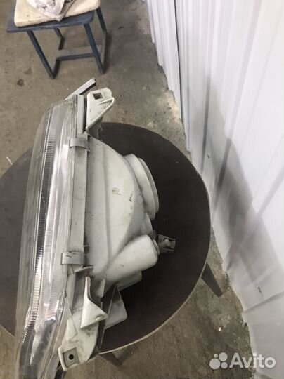 Передняя правая фара с ресничкойна тойота карина