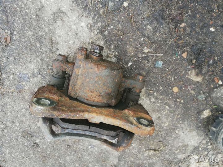 Суппорт передний правый Митсубиси Паджеро Мини 2