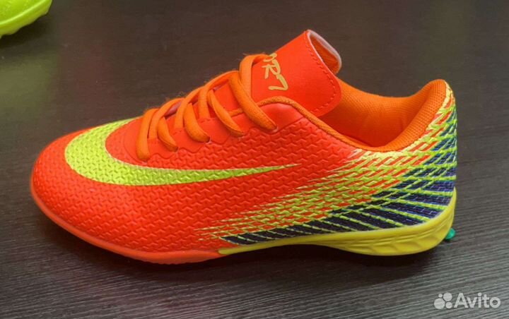 Бутсы футбольные сороконожки новые