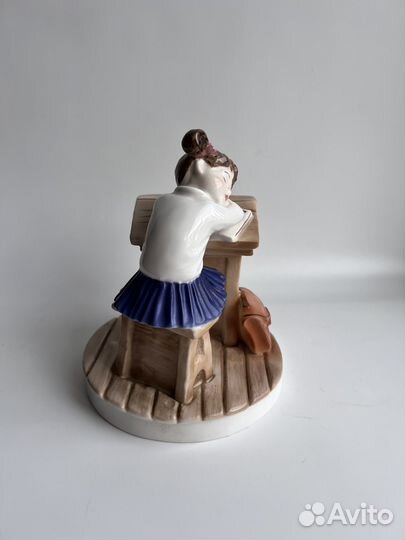 Royal Worcester. Фарфоровая статуэтка девочки