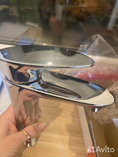 Смеситель на раковину в ванной