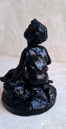 Статуэтка Мальчик кормит голубей