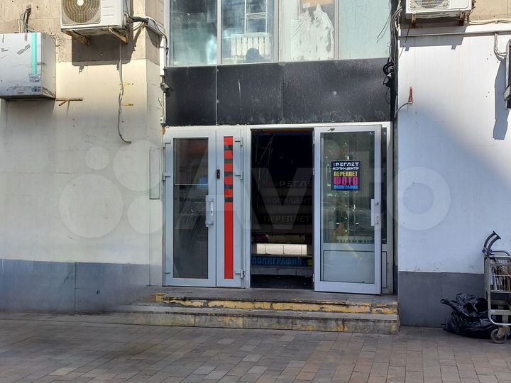 Торговая площадь у метро Октябрьская