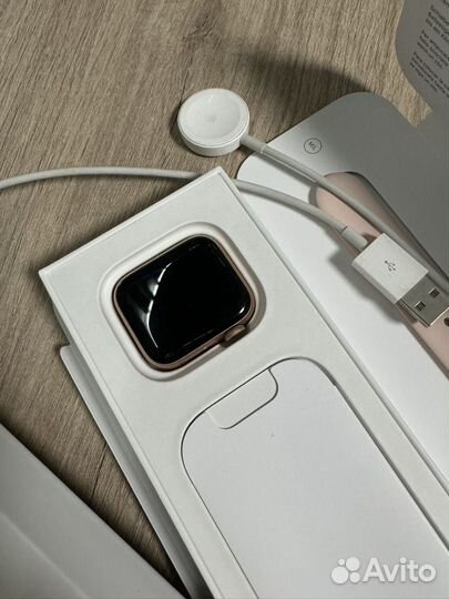 Apple watch se gold pink