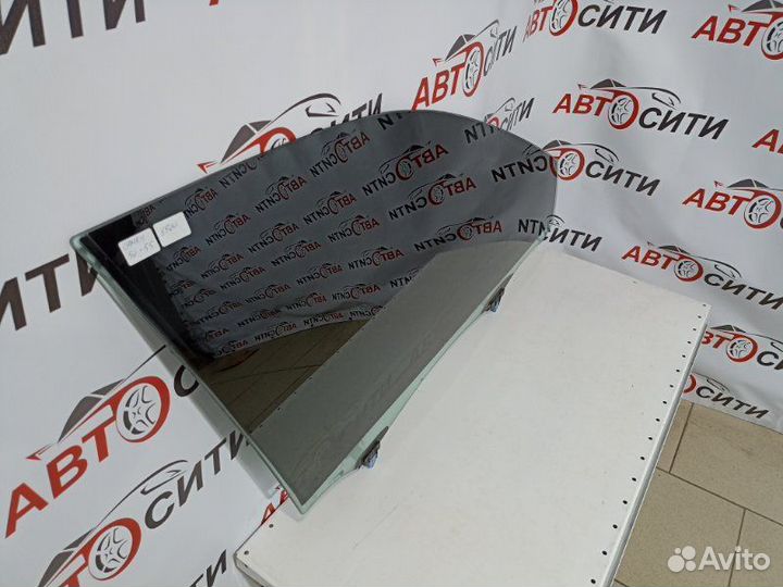 Стекло двери переднее правое Toyota Camry 55