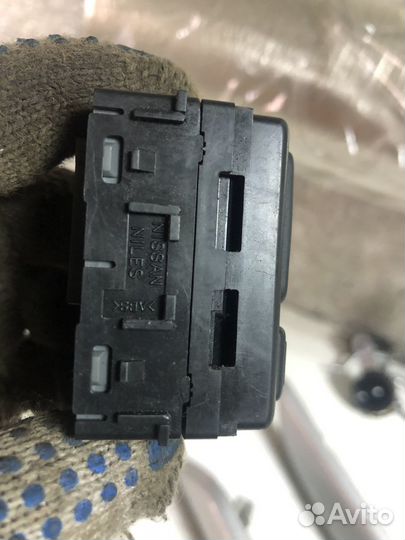 Блок управления зеркалами Nissan Tiida 1