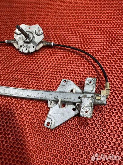 Стеклоподьемник задн лев ручной Mitsubishi Carisma