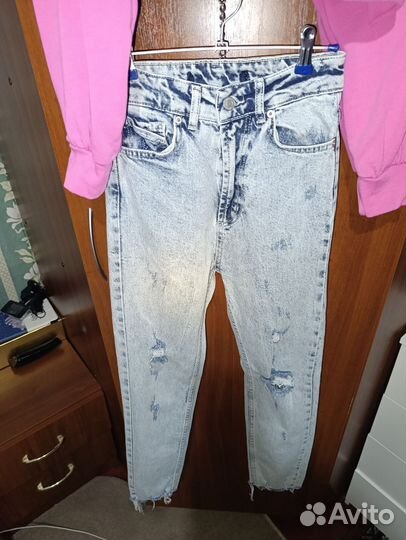 Толстовка и джинсы