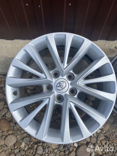 Комплект литых дисков Toyota Camry R17