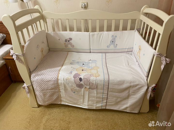 Детская кроватка с универсальным маятником