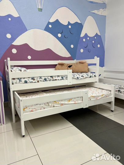 Кровать двухъярусная выдвижная белая из массива