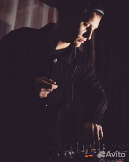 DJ, ди джей (со своим звуковым оборудованием)