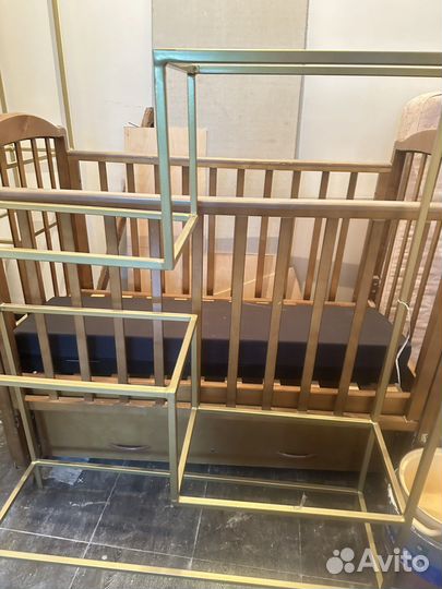 Детская кроватка с маятником и ящиком бу