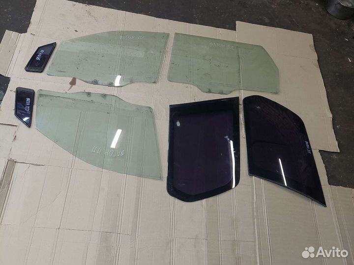 Стекло боковое Mitsubishi Space Wagon 3
