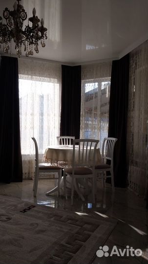 Кухонный стол и стулья новые