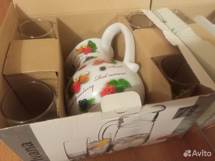 Стаканы и кувшин