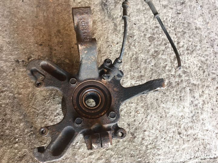 Кулак поворотный левый додж караван 2000