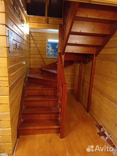 Деревянная лестница на 2этаж частного дома