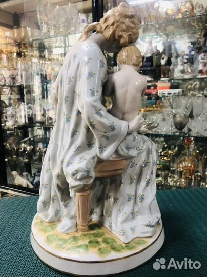 Большая Статуэтка Мать с детьми, Материнство