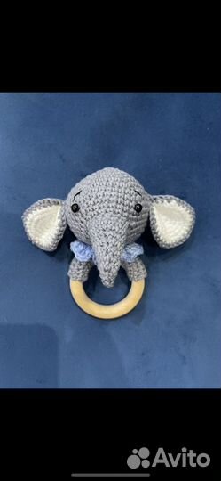 Погремушки и пинетки для малышей