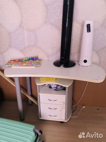 Маникюрный стол