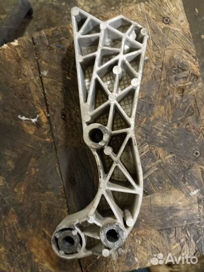 Задний кронштейн опоры двигателя