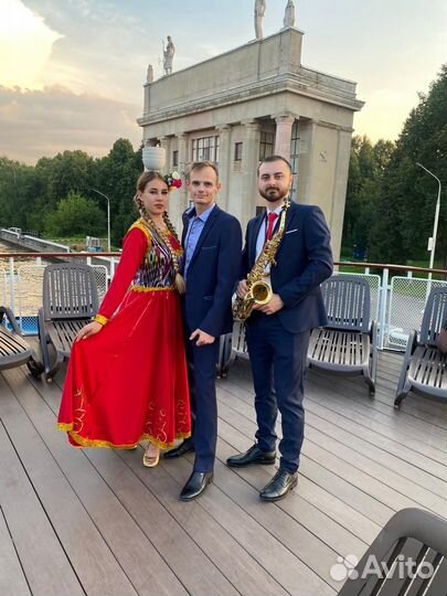 Саксофонист на праздник