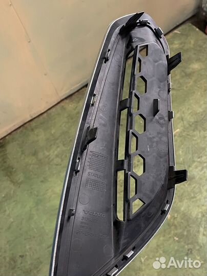 Решетка бампера,заглушка птф. Volvo S60