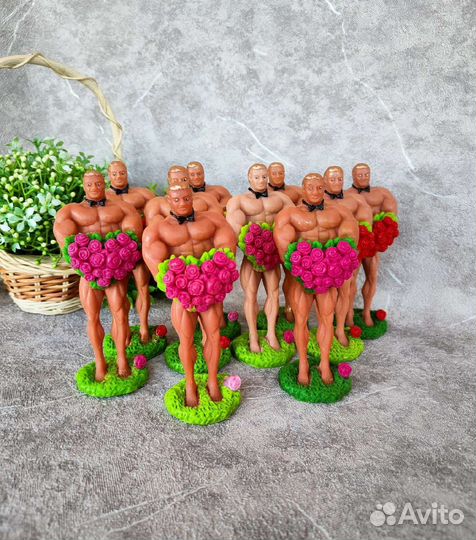 Мыльные мужчины с букетом роз