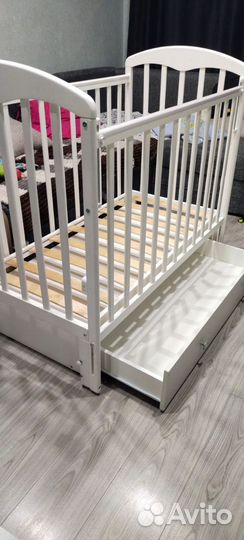 Детская кроватка с маятником и ящиком