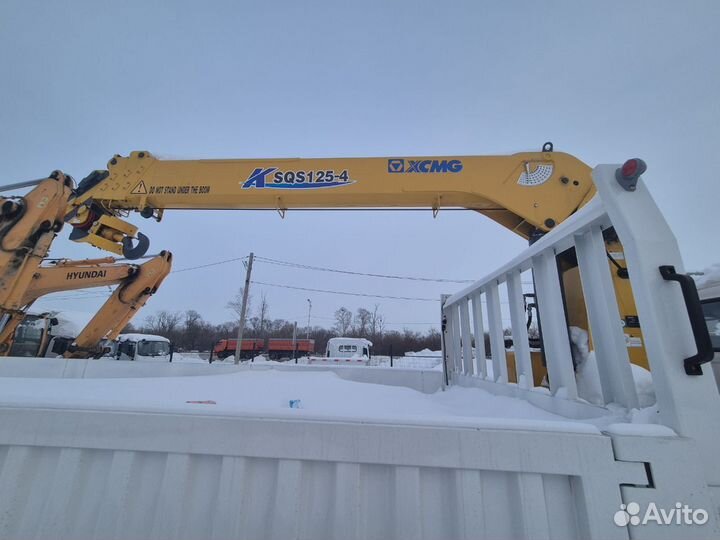 Бортовой грузовик Isuzu Elf с КМУ XCMG, 2024