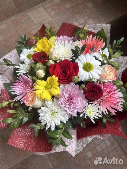 В наличии букеты, композиции, розы, хризантемы