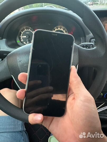 Телефон iPhone 11