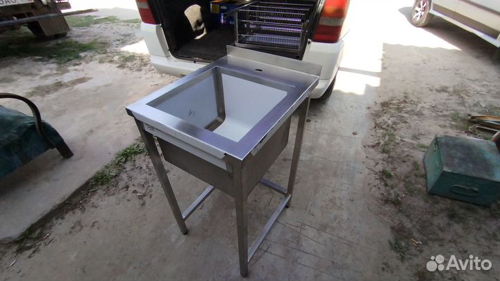Кухонный стол с мойкой